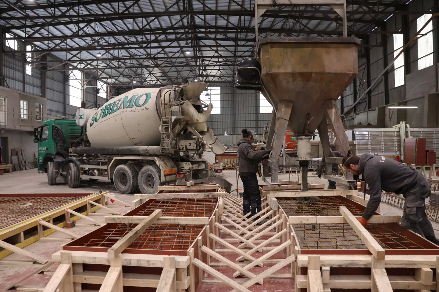 Sobemo-equipe-beton-prefabrique-atelier